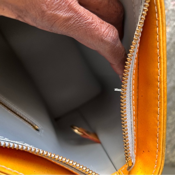 louis vuitton vernis in gold. - Picture 10 of 16